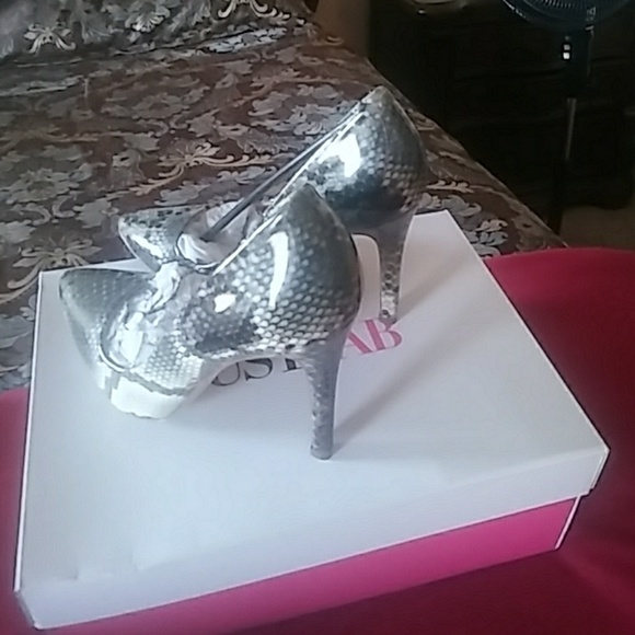 High pumps - Picture 3 of 3